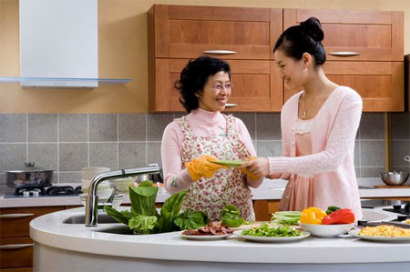 Thất vọng vì nàng dâu hỗn láo 1 Vân Anh luôn tỏ ra chăm lo cho bên nhà chồng tương lai rất chu đáo