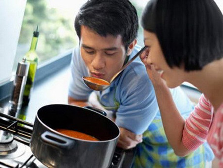 Chị em phụ nữ mình hãy tỉnh táo chút xíu khi yêu để khỏi phải hối hận 1 Ngày nào anh cũng sang xem xét tôi nấu nướng rồi góp ý, chê bai đủ cả...