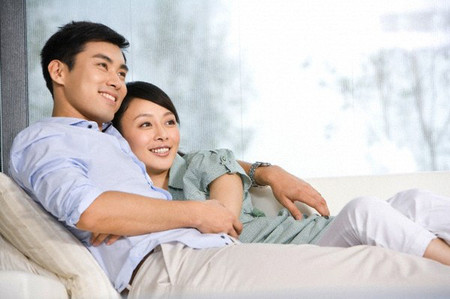 Dở khóc dở cười vì chồng yêu quá 1 Đối với vợ lúc nào anh cũng tình cảm ngọt ngào.