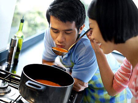 Hãy sửa đổi bản thân để có hạnh phúc lâu dài 1 Làm người vợ biết quan tâm chăm sóc chồng.
