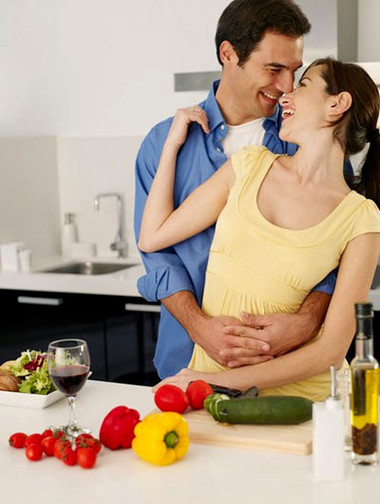 Khi phụ nữ thoải mái trong bộ đồ ở nhà 1 Anh chàng này không thể cưỡng lại được khi nhìn vợ nấu ăn.