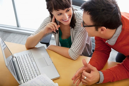 Bước 4: Tỏ ra cần chàng nhưng không phụ thuộc vào chàng 1 Hãy là một cô nàng thông minh, hài hước và biết lắng nghe đối với chàng.
