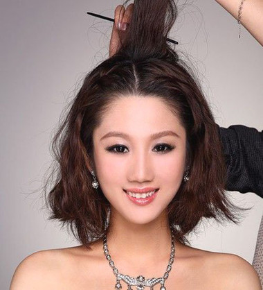 Cách búi tóc cho cô dâu có mái tóc ngắn 3