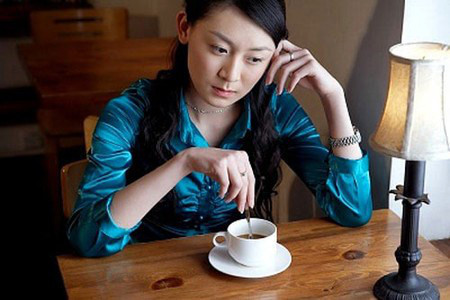 Phải chăng anh muốn bứt phá ra khỏi mẹ con em? 1 phải chăng em không còn xứng đáng là người bên anh?