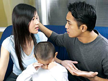 Không coi thường nhau 1 Bố mẹ cãi nhau trước mặt con sẽ gây ảnh hưởng nặng nề về tâm lý cho con