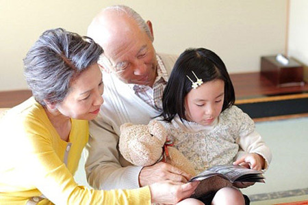 Mệt mỏi với cuộc đại chiến ông bà thông gia gành quyền chăm cháu 1 Có điều kiện lại rảnh rỗi thời gian nên cả hai ông bà đều cưng cháu ngoại nhất mực.