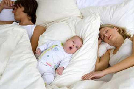 Liệu đó có phải là các dấu hiệu chồng tôi ngoại tình? 1 Anh lúc nào cũng muốn con nằm giữa tôi và anh để tôi không đòi hỏi chuyện đó nữa.