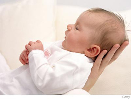 Cách bế trẻ 1 Bế trẻ cho thẳng đầu, lưng, mông