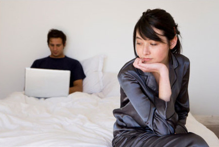 Sau hôn nhân sao tình cảm lại nhạt nhẽo đến thế? 1 Phải chăng những tin tức trên máy tính quan trọng hơn bà xã của anh?