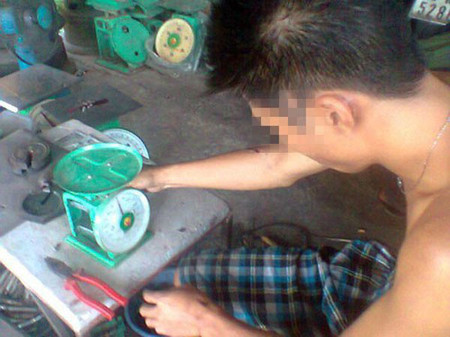 Lời trần tình của chủ cân Một chiếc cân đã được "độ" tại chợ cóc thuộc quận Cầu Giấy.