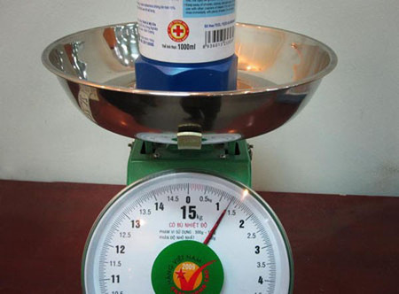 Cả phố trang bị cân điêu 2 Trọng lượng đã được tăng trong khi thực chất chỉ có 1kg.
