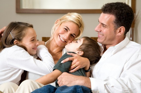 Anh luôn nói dối mẹ con tôi để đi gặp Anh nhất quyết là không có, gia đình mình là tuyệt vời, anh không bao giờ đánh đổi gia đình với cái gì.