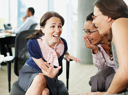 Mẹ chồng và nàng dâu mới 1 nhà có chuyện gì bức xúc với mẹ chồng là y như rằng hôm sau Loan sẽ đến công ty kể lại hết.