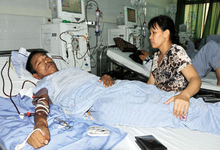 Xin anh đừng so sánh như vậy! 1 Tôi cố gắng kìm nén nỗi đau, tôi phải đối mặt với nó vì tôi biết từ lúc này trở đi tôi là chỗ dựa cho anh.