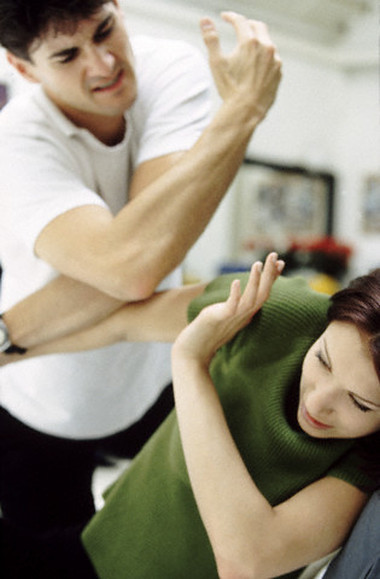 Tôi có nên ly dị chồng? 1 Anh đã đánh tôi khi tôi phát hiện ra anh ngoại tình.