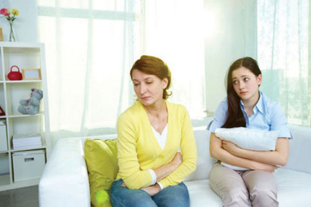 Ức chế vì bị chiếm dụng không gian riêng 1 Tối nào mẹ chồng cô cũng lên phòng vợ chồng cô với vẻ mặt rầu rĩ mệt mỏi.