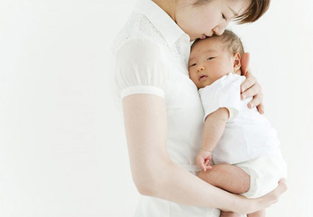 Sao anh nỡ đối xử với vợ như vậy? 1 Đằng này, em đang hạnh phúc vì em đã sinh được con và cũng tưởng rằng anh cũng sẽ hạnh phúc lắm đây, không ngờ trong lúc em vất vả nhất thì anh lại có người đàn bà khác