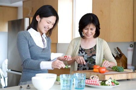 Ngạt thở vì sự quản lý của mẹ chồng 1 Mẹ chồng luôn quan tâm quản lý cô đến mức nghẹt thở.
