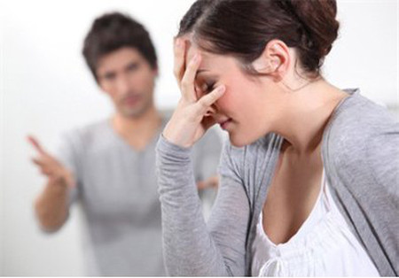 Chồng nhờ vào cái mác Chị thương bé Bông vô cùng và nghĩ thầm: “Sống như thế này thà rằng bỏ đi cho xong?”.