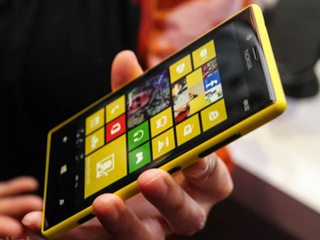 Nokia Lumia 720 (7,24 triệu đồng) 1