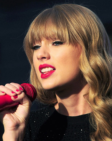 4. Hồng sáng (Bright Pink): 2 Chọn màu hồng sáng nổi bật như Taylor Swift.