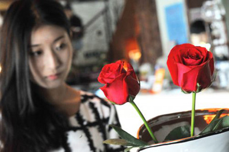 Phía sau một hạnh phúc là một mối tình lặng lẽ 1 Trong tim anh ấy chưa bao giờ từng có em, thế nên chị yên tâm, vì chỉ có mình em là yêu đơn phương anh ấy thôi.