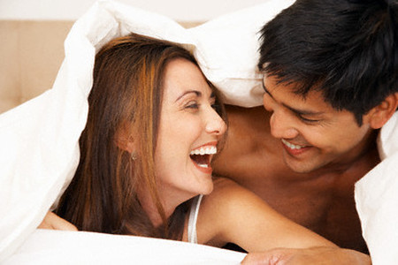 Đề cao cái tôi của đàn ông 1 Một vài câu nói nhẹ nhàng nhưng trực tiếp sẽ gỡ bỏ dần những bỡ ngỡ ban đầu và giúp hai người khám phá, làm hài lòng nhau mỗi khi bước chân lên giường.