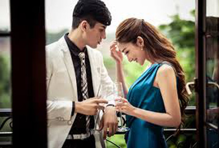Sốc vì thói xấu kinh hồn của vợ 1 Dũng không ngờ cô vợ xinh đẹp thánh thiện của mình lại có thói quen ăn cắp vặt.