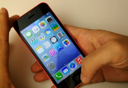 Phiên bản nhái iPhone 5C giá rẻ 1 GooPhone i5c có giao diện người dùng tương tự như iPhone 5C nhưng thực chất hoạt động trên Android.