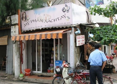 Thị trường hàng xách tay 1 Một cửa hàng bán hàng xách tay ở phố Nguyễn Sơn - Hà Nội.