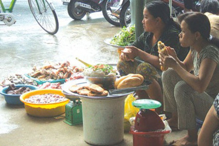 Giặt... nội tạng thối thành món đặc sản 2 Nội tạng luộc bán chung với hàng cá.