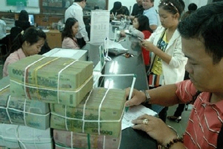 Nhiều người có sổ tiết kiệm gửi ngân hàng đang rao bán lại cả sổ 2 Kiểu mua bán này liệu có các rủi ro tiềm ẩn?