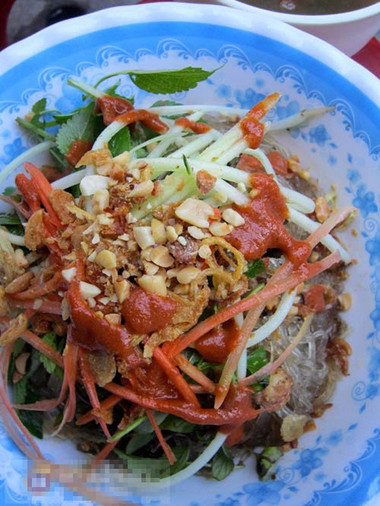1. Lươn trộn phố Phủ Doãn 1 Lươn trộn là món ăn hợp khẩu vị với nhiều đối tượng thực khách.