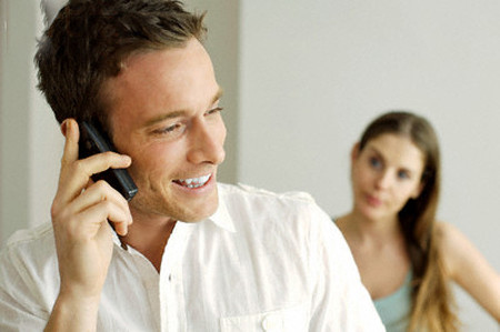 Hãy giúp tôi gỡ rối tơ lòng! 1 Chồng tôi thường xuyên liên lạc với một người phụ nữ, khoảng 2-3 ngày thì họ thường gọi điện và nói chuyện với nhau rất lâu.
