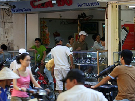 Không thể quay về 1 Hết lần này tới lần khác anh ta mang những thứ có giá trị đi cầm đồ để lấy tiền cờ bạc, lô đề