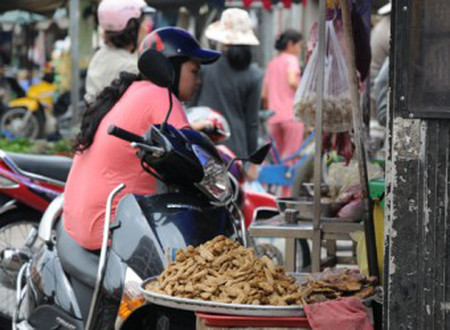 Mua hàng bằng... lòng tin 1 Chả cá không rõ nguồn gốc bày bán tràn lan tại các chợ.