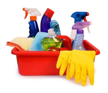 2. Nước tẩy rửa 1 Nhiều người không biết các chất tẩy rửa trong bếp như chất rửa chén, chất dùng để lau bàn, lau bếp hay các chất dùng vệ sinh nhà tắm thường có chứa hoá được xem là có hại cho sức khỏe. Ảnh minh họa