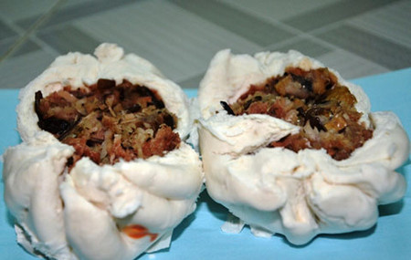 Nhân bánh làm từ thịt ế, thức ăn thừa 1 Ít ai có thể ngờ, nhân của những chiếc bánh rất thơm, ngon này lại được làm từ những nguyên liệu ôi, thiu không đảm bảo chất lượng.