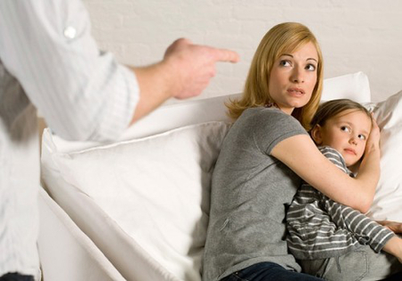 Đứa con hư của bố mẹ 1 Có những lần mẹ bị bố mắng vì bênh con, những lần bố quát mẹ vì không biết dạy con.