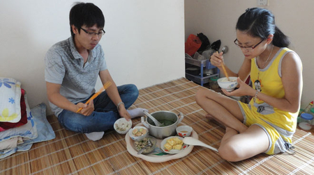 Cơm và phở, anh chọn cả hai 1 Em không thẻ bên anh mỗi khi anh cần, anh mệt mỏi vì khoảng cách, còn người kia lại bên anh được những lúc như thế, nấu cho anh ăn, ở cùng anh