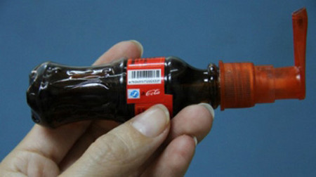 Những chai coca không rõ nguồn gốc được bán tại các cổng trường học 1 Những chai coca không rõ nguồn gốc có thể gây hại cho trẻ
