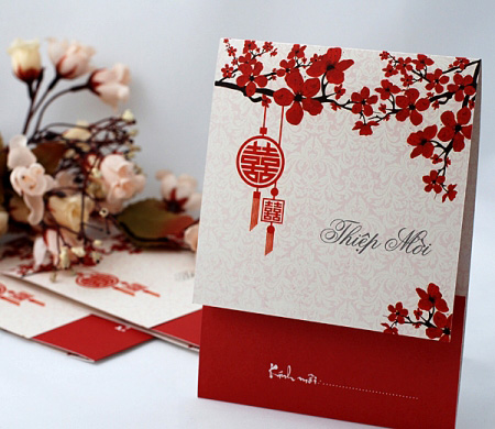 Tôi không khóc 1 Cầm tấm thiệp in tên tôi và anh cùng dòng chữ "Trăm năm hạnh phúc", tôi bật khóc