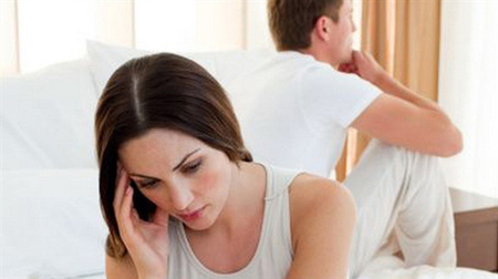 Cô ấy không cho gia đình biết về chuyện của chúng tôi và thường đe dọa bỏ đi 1 Cô ấy không cho gia đình biết về chuyện của chúng tôi và thường đe dọa bỏ đi