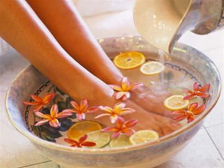 Để chữa trị các chứng trên, dân gian cổ phương có một số bài thuốc sau tử cây nhà lá vườn: 1 Ngâm chân bằng nước ấm hằng ngày vào buổi tối không chỉ có lợi cho chân mà còn giúp phòng ngừa nhiều bệnh cho toàn thân.