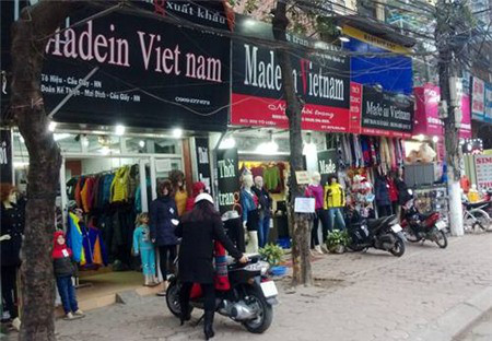 Tràn ngập chuỗi cửa hàng “Made in Việt Nam” 1 thật khó để người tiêu dùng biết được đâu mới là nơi bán hàng xịn