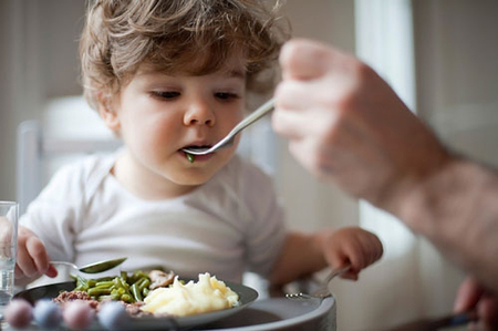 Khi nào nên tập cho trẻ ăn cơm? 1