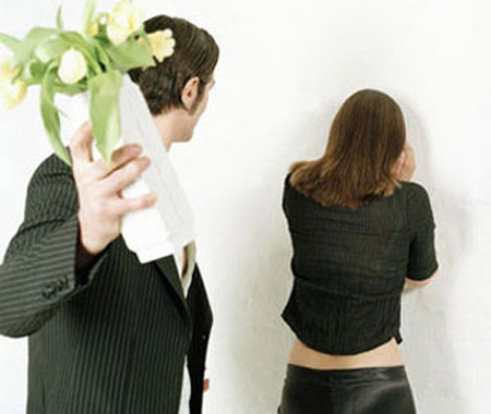 Tôi cần một lối thoát 1 Mỗi lần đi như thế về nhà, anh ta lại kiếm chuyện để gây sự, đánh đập tôi.