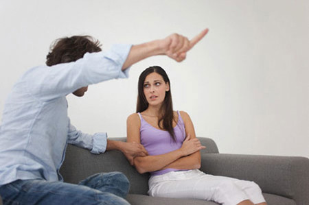 Cả chồng và mẹ chồng đều không coi tôi là gì cả! 2 Chồng tôi quá đàn bà, động tí là làm ầm lên cho mọi người biết