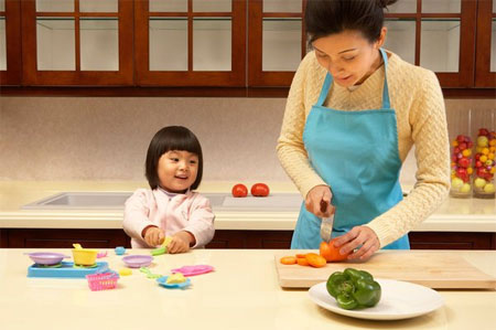 Tùy từng độ tuổi mà bạn có thể phân công con làm những việc trong bếp cho bé