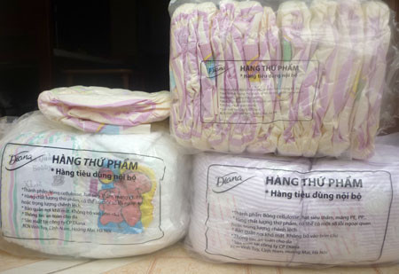 “Hàng trần” giá rẻ 1 rên bao bì các túi bỉm, tã giấy “hàng trần” đều ghi rõ là hàng lỗi và chỉ sử dụng nội bộ